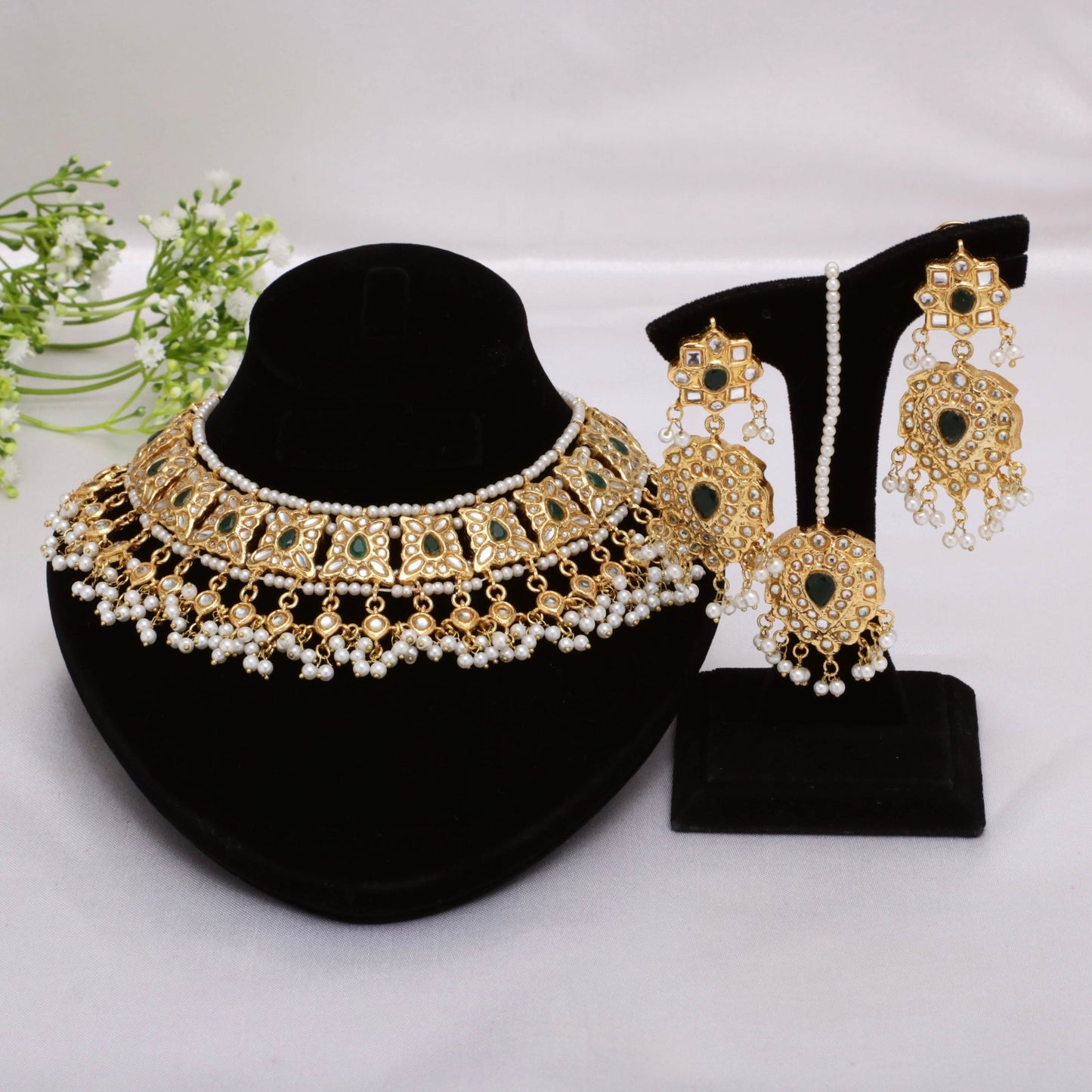 Exquisite Kundan Grace Choker Set - Riwaaj