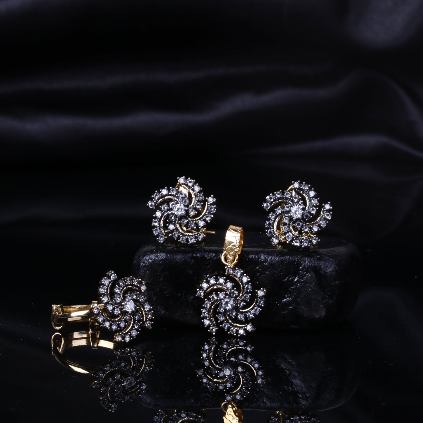 Royal Zirconia Locket Set