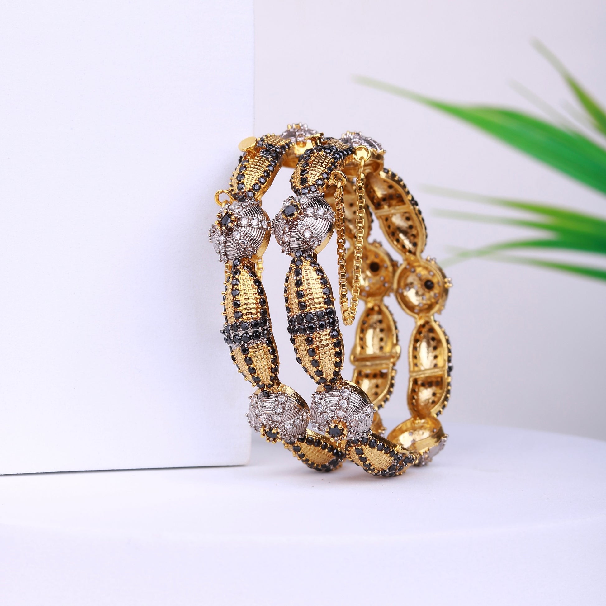 Aurora Glow Bangle Black - Riwaaj