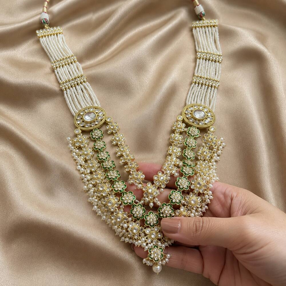 Noor-e-Sabz necklace natural hand detail