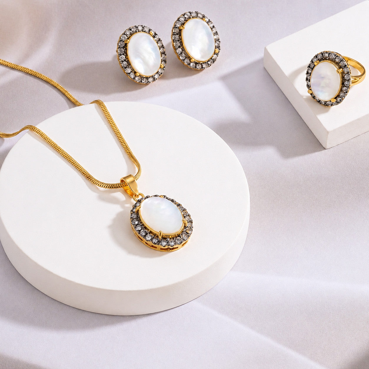 Riwaaj Elegance Locket Set